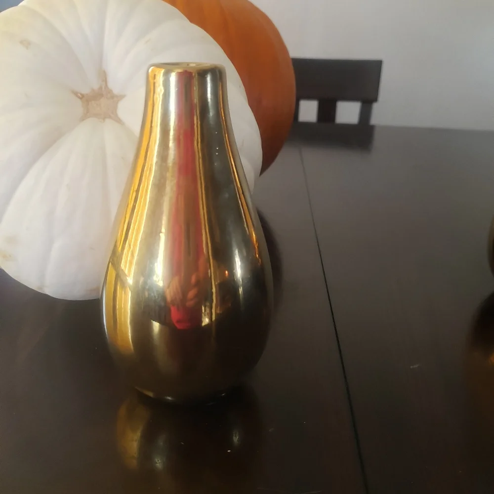 Pair 6" Gold‎ Vases - Picture 2 of 3